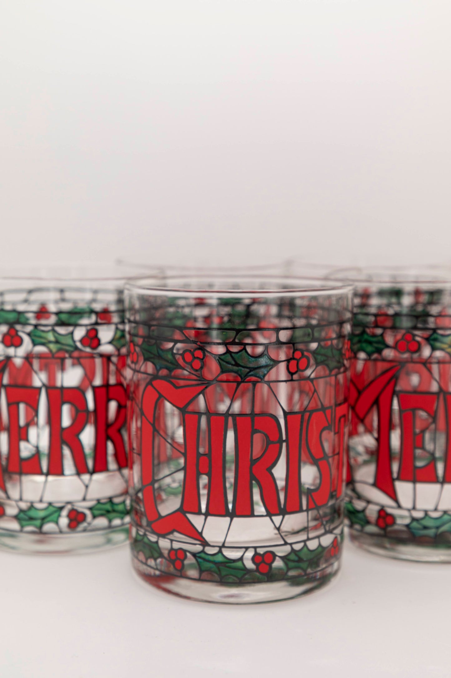 christmas drinking vessel with top and bottom mistletoe stripes